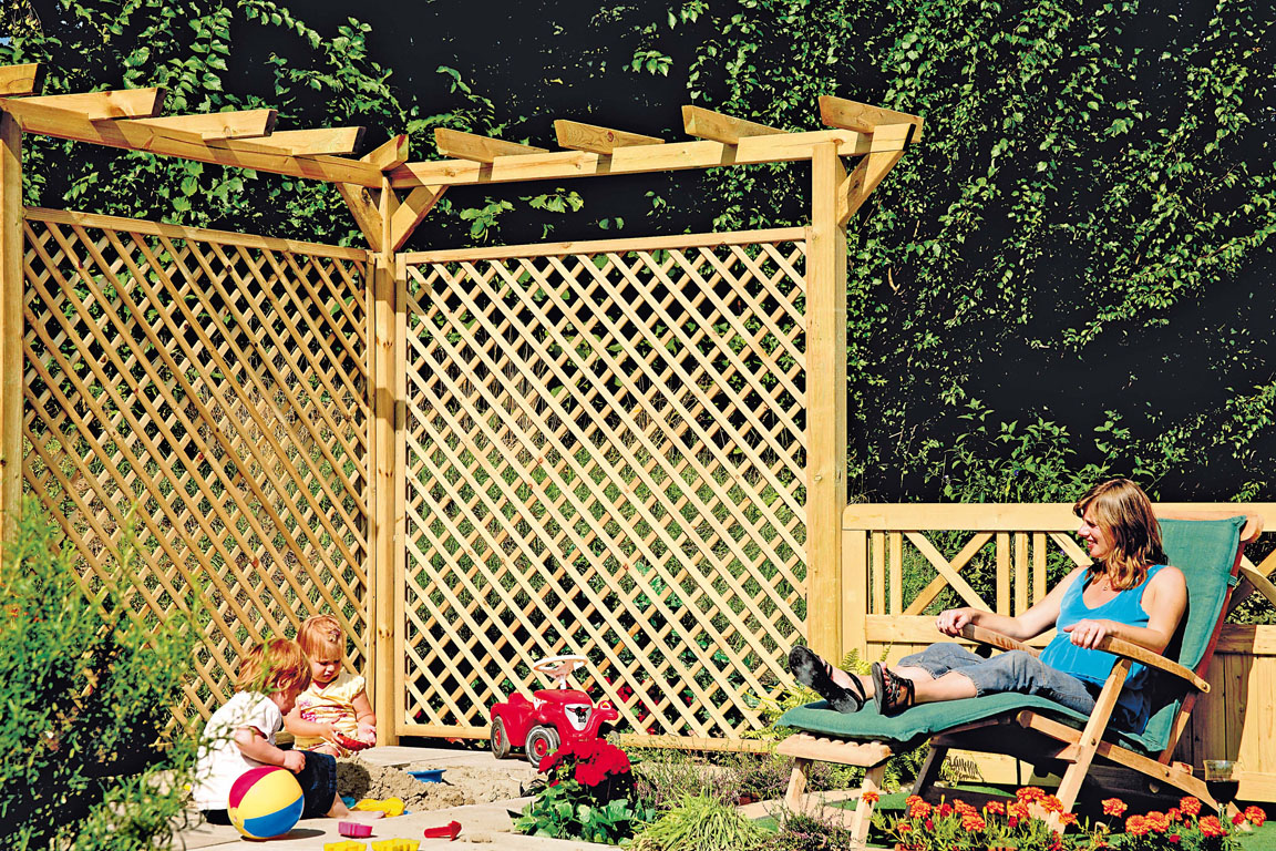 Ambiente mit Leimholzbogen für Pergola