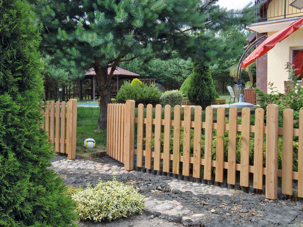 Ambiente mit ANHOLT-Serie Vorgartentür Lärche