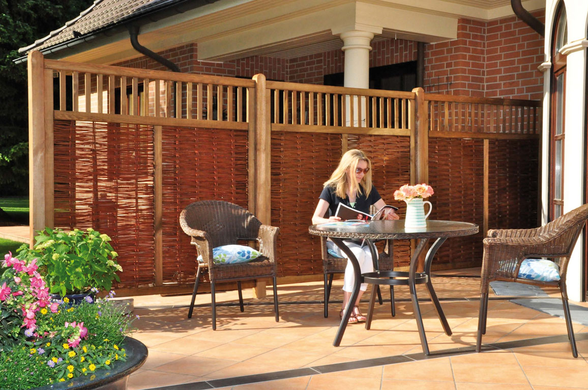 Ambiente mit VESUV Weidengeflechtzaun 180 x 180 cm