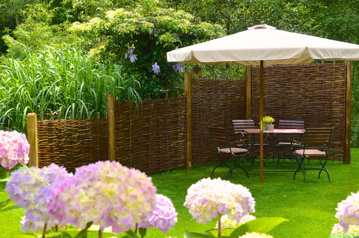 Ambiente mit ASO Weidengeflechtzaun