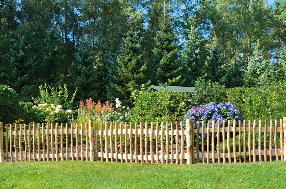 Ambiente mit MARRE-Lattenzaun Haselnuss