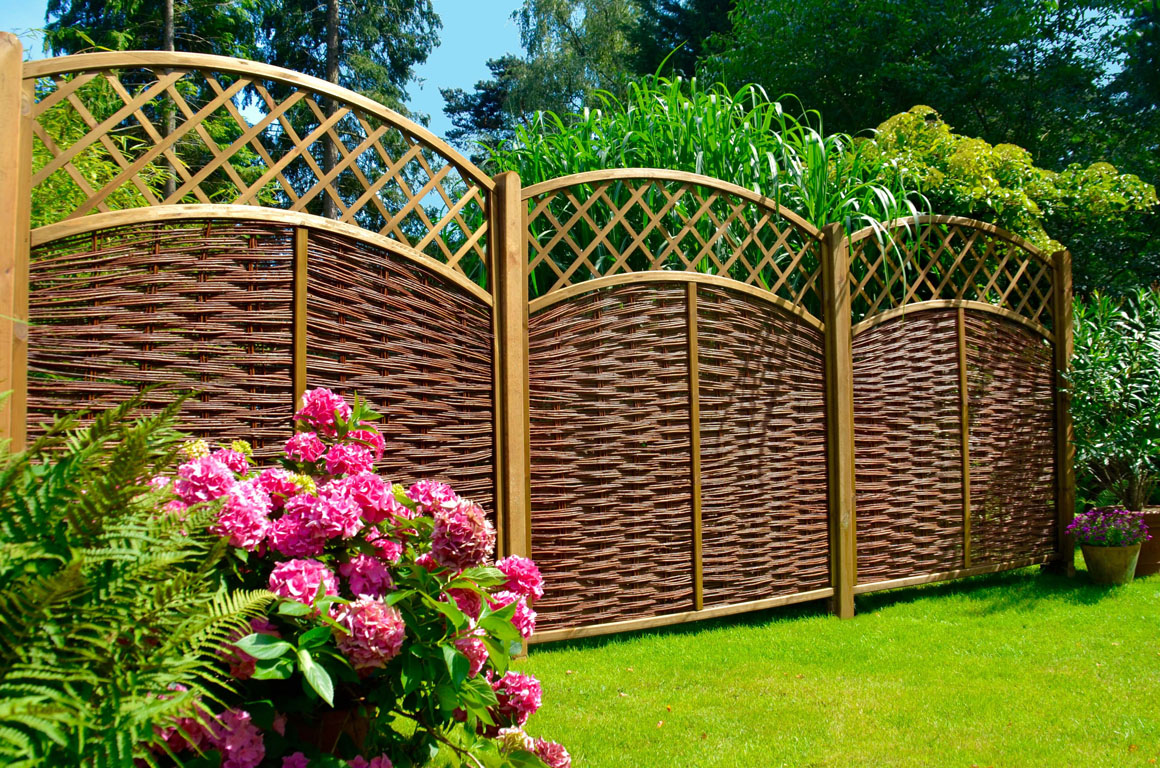 Ambiente mit DARGO Weidengeflechtzaun Doppelbogen
