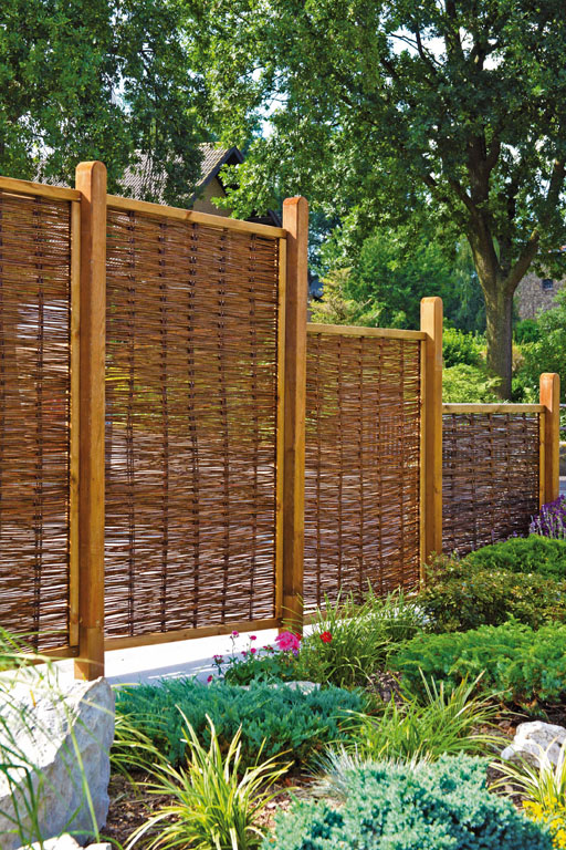 Ambiente mit FAKO Weidengeflechtzaun